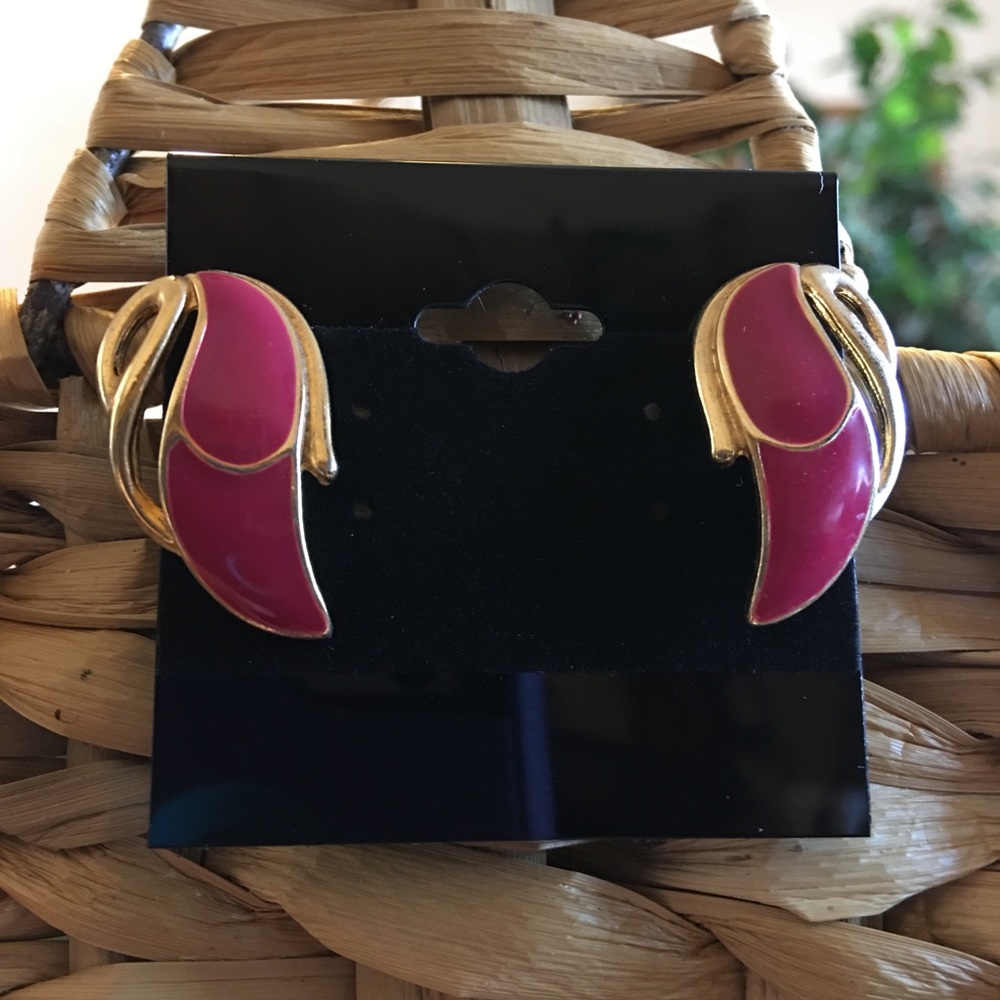 Vintage gold tone raspberry enamel swirl earrings